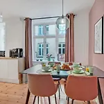 Walk To Tivoli - Vaernedamsvej Cafes - Hidden Gem *