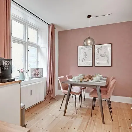 Walk To Tivoli - Vaernedamsvej Cafes - Hidden Gem * Copenhague