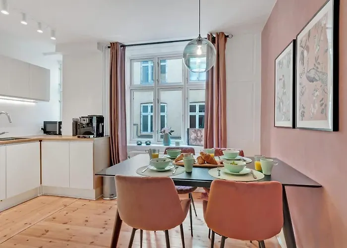 Walk To Tivoli - Vaernedamsvej Cafes - Hidden Gem *