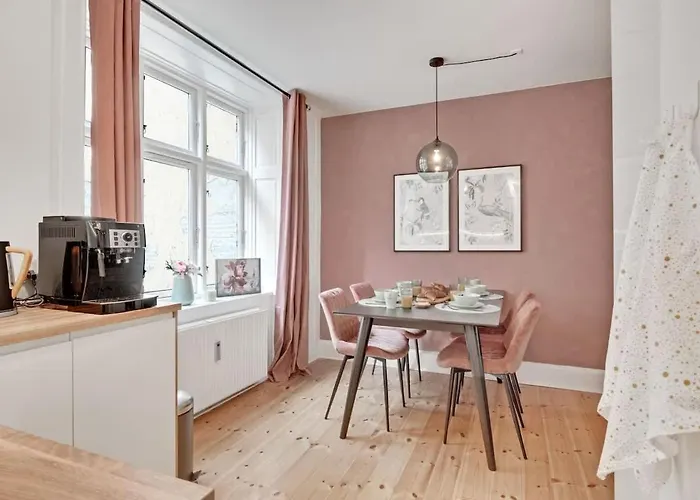 Walk To Tivoli - Vaernedamsvej Cafes - Hidden Gem * Copenhagen