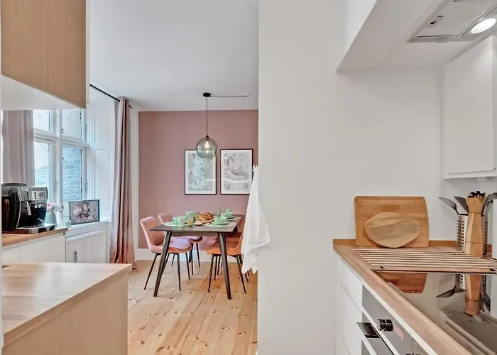 Walk To Tivoli - Vaernedamsvej Cafes - Hidden Gem *