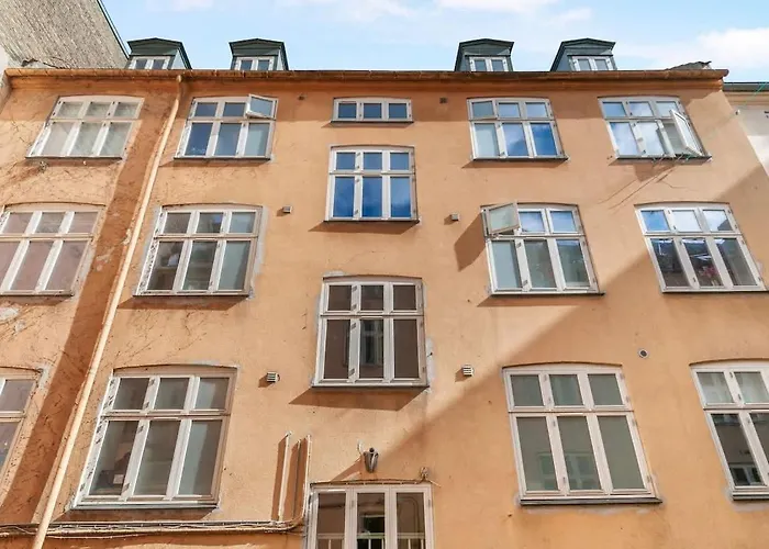 Walk To Tivoli - Vaernedamsvej Cafes - Hidden Gem *